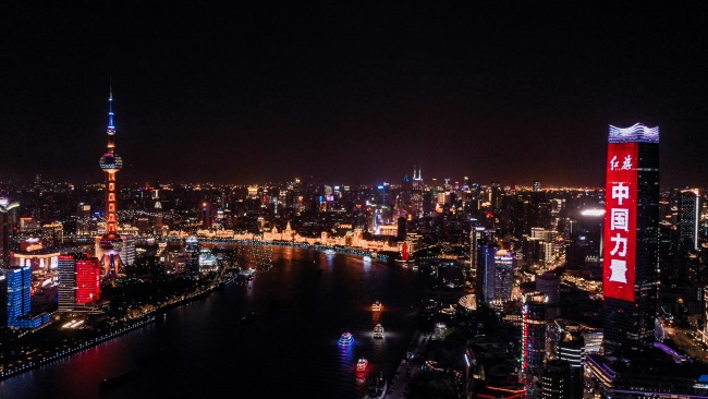 上海外灘地標(biāo)白玉蘭樓體戶外LED廣告投放，上海燈光秀廣告價(jià)格