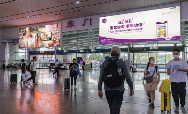 廣州南站出站口上方燈箱廣告投放，廣州南高鐵站大屏廣告價(jià)格