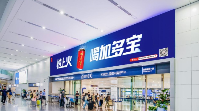 青島膠東機(jī)場到達(dá)出口上方LED廣告投放，青島機(jī)場大屏廣告價(jià)格