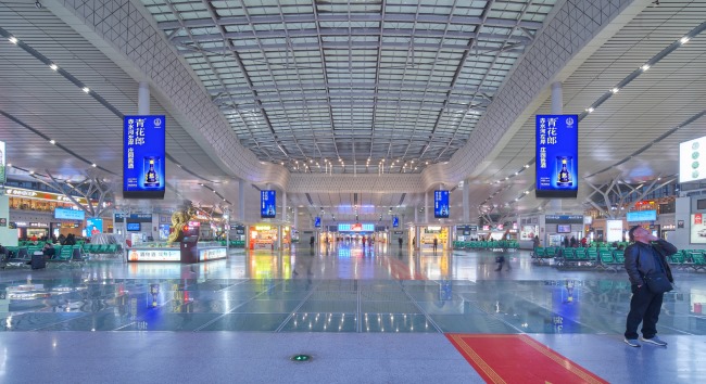 長(zhǎng)沙南高鐵站候車大廳中央立柱LED廣告，長(zhǎng)沙南站大屏廣告價(jià)格