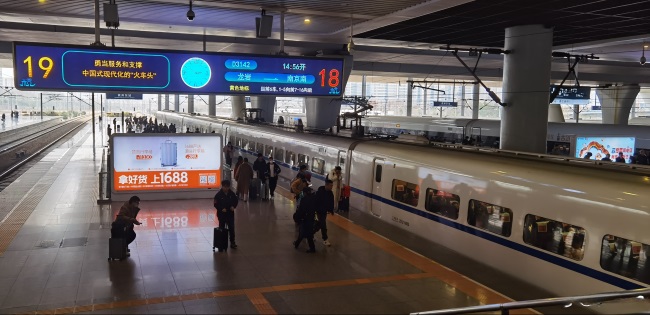 杭州東高鐵站臺(tái)燈箱廣告投放，杭州東站大屏廣告價(jià)格