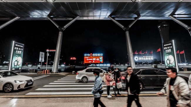 詳細(xì)介紹一下貴陽龍洞堡機(jī)場媒體位置，并說明第一戶外傳媒代理哪些廣告位？