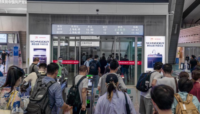 北京南高鐵站檢票口玻璃門貼墻貼廣告投放，北京南站廣告價(jià)格