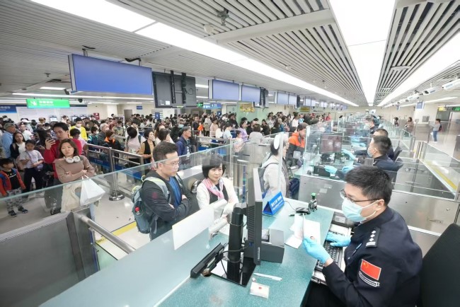 深圳羅湖口岸入境墻面燈箱廣告投放，羅湖口岸通道大屏廣告價格