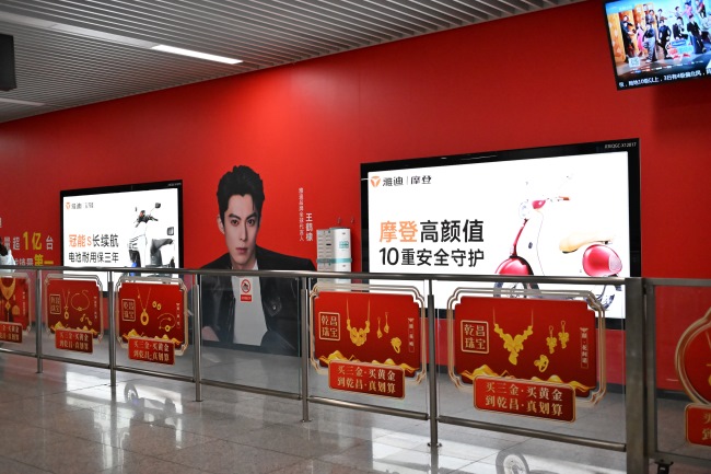 鄭州二七廣場站地鐵站廳墻貼廣告投放，鄭州地鐵廣告價(jià)格