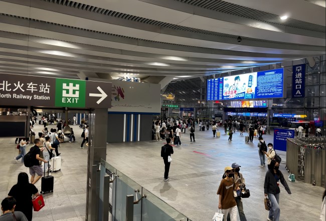 深圳北高鐵站進(jìn)站口上方LED廣告，深圳北站棚大屏廣告投放價(jià)格