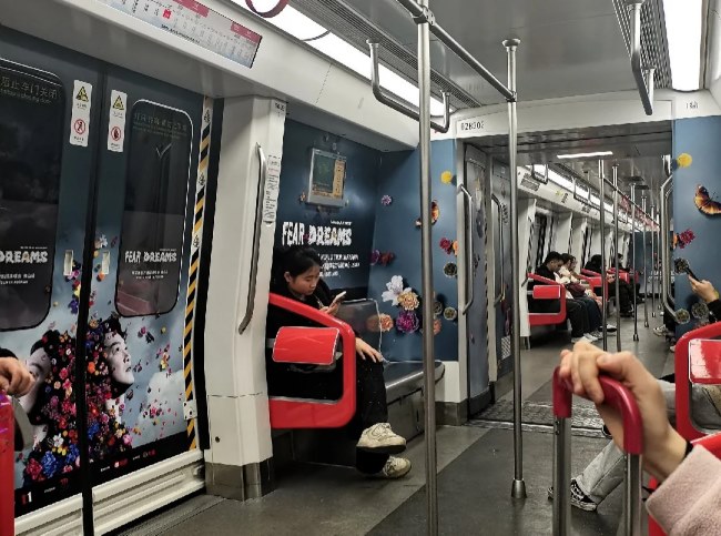 佛山地鐵2號線內(nèi)包車貼廣告投放案例，佛山地鐵車廂廣告價格