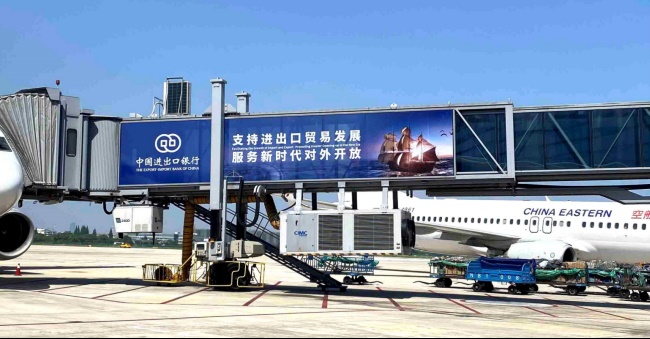 寧波櫟社機(jī)場(chǎng)停機(jī)坪大牌廣告投放，寧波機(jī)場(chǎng)廊橋貼膜廣告價(jià)格