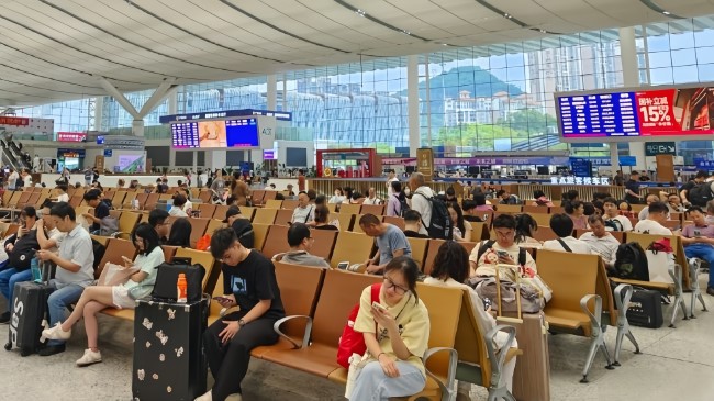 深圳北高鐵站安檢口候車區(qū)上方LED廣告，深圳北站大屏廣告投放價(jià)格