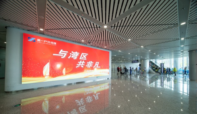 在中美貿(mào)易戰(zhàn)大前提下，中小企業(yè)如何在拓展內(nèi)需中走在行業(yè)前列？如果加強(qiáng)宣傳推廣，選擇線上線下什么媒體更有效果？有沒有深圳第一戶外傳媒合作案例？