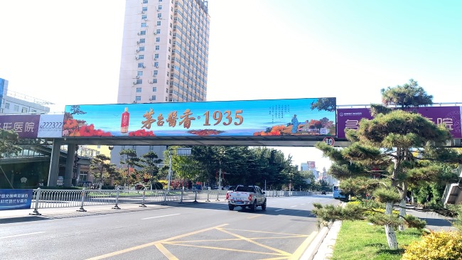濟(jì)寧主干道天橋雙面LED廣告投放，濟(jì)寧路面上方大屏廣告價格