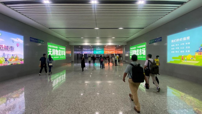 江門站高鐵出站口廣告投放，江門火車站出站通道墻面廣告價(jià)格