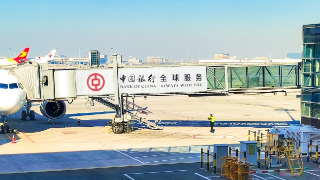 青島膠東機(jī)場(chǎng)停機(jī)坪大牌廣告投放，青島機(jī)場(chǎng)廊橋貼膜廣告價(jià)格