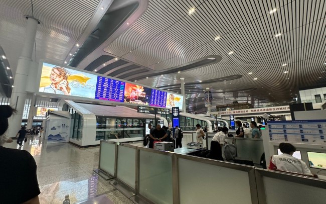 成都東高鐵站候車(chē)區(qū)安檢口上方LED廣告，成都東站大屏廣告投放
