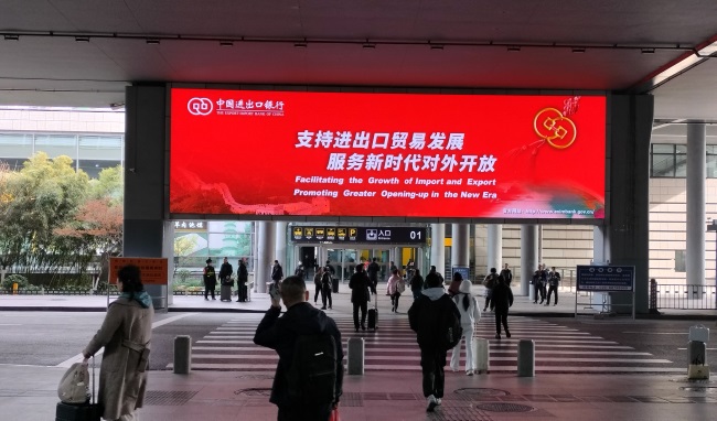 西安咸陽(yáng)機(jī)場(chǎng)到達(dá)出口門(mén)廊上方LED廣告投放，西安機(jī)場(chǎng)大屏廣告