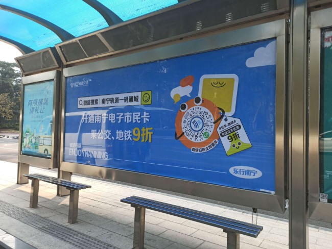 南寧公交站臺燈箱廣告投放，南寧巴士候車亭大牌廣告價格