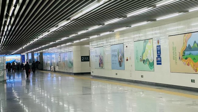 東莞站高鐵進出站通道兩側(cè)墻面燈箱廣告，東莞火車站廣告投放