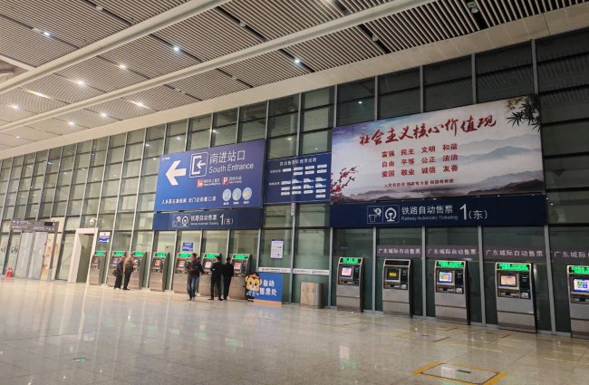 佛山西高鐵站外售票機上方燈箱廣告投放，佛山西站大屏廣告價格