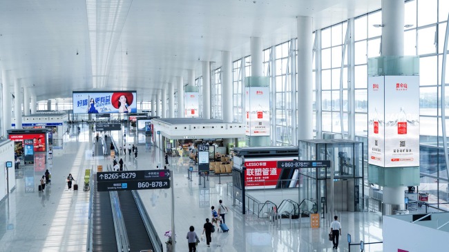 廣州機(jī)場(chǎng)候機(jī)廳包柱燈箱廣告投放，廣州白云機(jī)場(chǎng)出發(fā)到達(dá)廣告