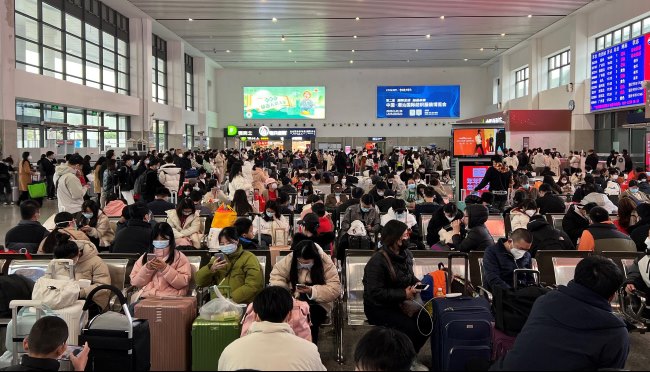 普寧高鐵站候車大廳燈箱廣告投放，普寧站進(jìn)出站通道廣告價(jià)格