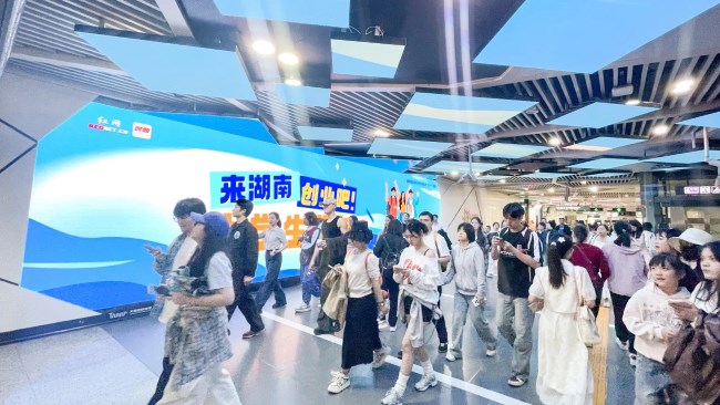 長沙地鐵湖南大學(xué)站LED廣告投放，長沙地鐵站廳大屏廣告價(jià)格