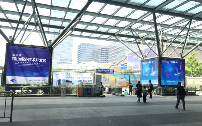 無(wú)錫東高鐵站到達(dá)燈箱廣告投放，無(wú)錫東站出站口大屏廣告價(jià)格