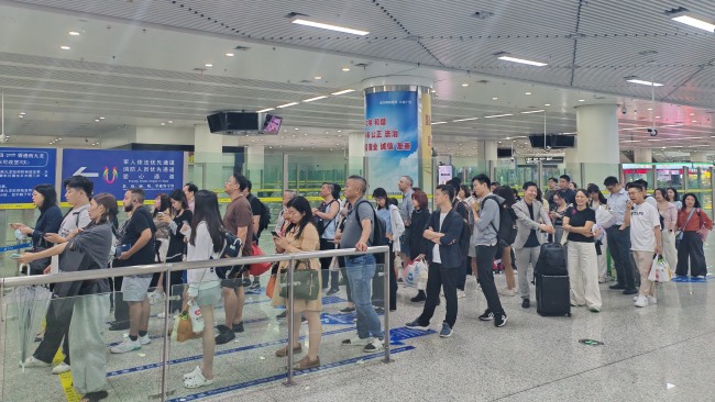 深圳福田高鐵站包柱燈箱廣告投放，福田站高鐵大屏廣告