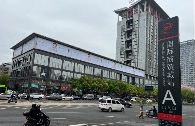 義烏國貿(mào)大廈樓頂三面翻廣告投放，義烏亞特蘭酒店大牌廣告