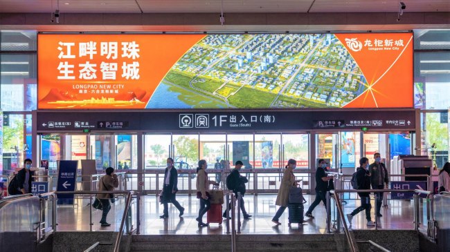 南京南站到達(dá)南北廣場(chǎng)出入口上方燈箱廣告，南京南高鐵站廣告