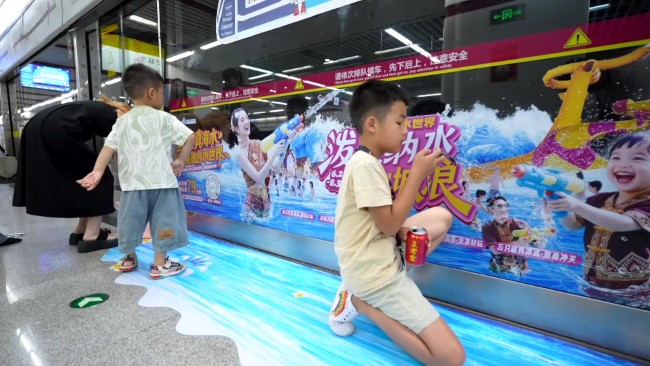 重慶地鐵沙坪壩站屏蔽門貼廣告投放，重慶地鐵燈箱廣告價(jià)格