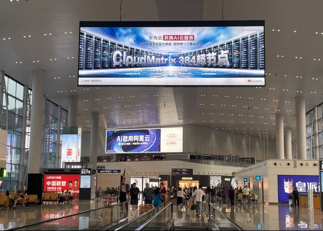 廣州機場出發(fā)到達高空燈箱廣告投放，廣州白云機場吊旗廣告