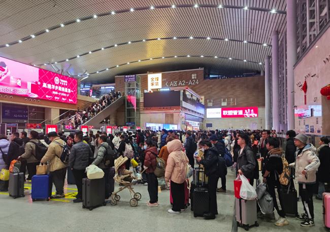 長沙南高鐵站東西廣場進站大廳兩側(cè)LED，長沙南站大屏廣告價格