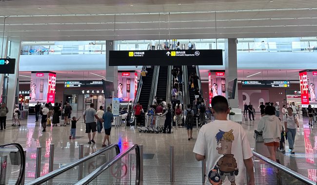 成都機場到達(dá)出口四面立柱LED廣告投放，成都天府機場大屏廣告