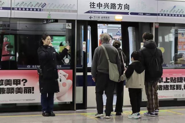 貴陽地鐵內(nèi)包車貼廣告投放案例，貴陽地鐵屏蔽門貼廣告價格