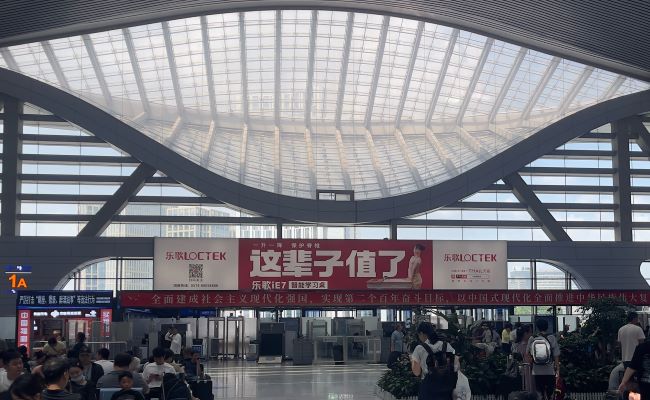 寧波站廣告候車大廳進站口上方燈箱投放，寧波火車站廣告價格