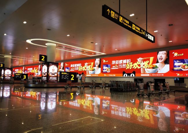 桂林兩江機(jī)場行李大廳墻面LED巨屏投放，桂林機(jī)場大屏廣告價(jià)格