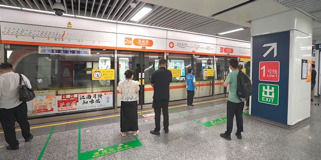 杭州地鐵1號線站臺屏蔽門廣告投放，杭州地鐵玻璃貼廣告價格