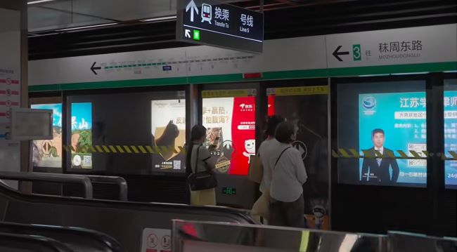 南京地鐵站臺軌行區(qū)燈箱廣告投放價格，南京地鐵大屏廣告案例