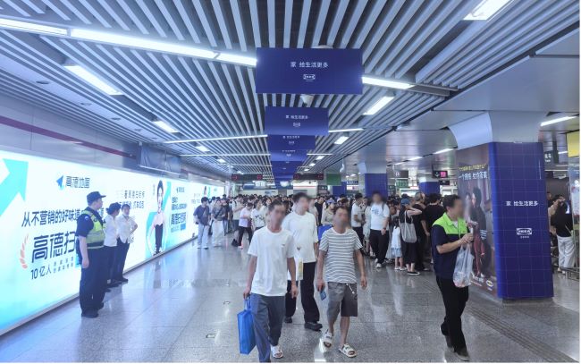 杭州地鐵龍翔橋站廳墻面超長燈箱廣告，杭州地鐵站大屏廣告