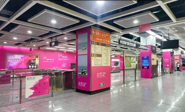 廈門鎮(zhèn)海路地鐵站廳通道墻貼廣告投放，廈門地鐵大屏廣告價格